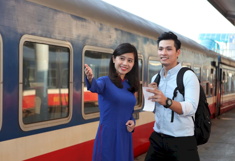In-person booking at train stations offers direct interaction (Source: Fanpage of Vietnam Railway)